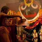 Offering incense to Jagannatha