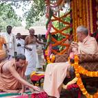 Giri Maharaja Offering Puspanjali